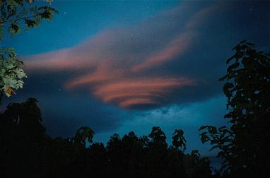 Nubes lenticulares a la puesta de Sol